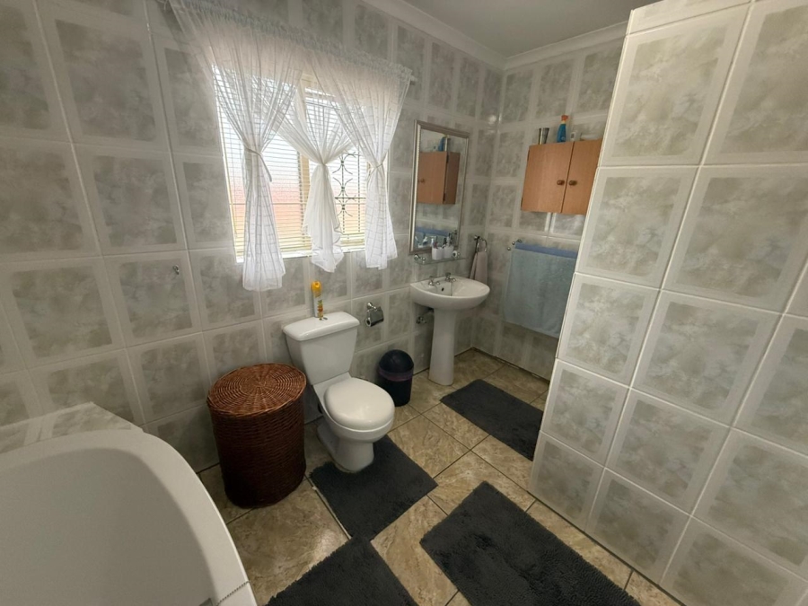 4 Bedroom Property for Sale in Somerset Park Western Cape